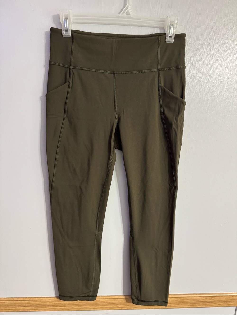 lululemon athletica Olive Green Summer Leggings with Side Pockets Size 8